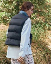 Load image into Gallery viewer, The Great. The Polar Vest - Navy Colorblock
