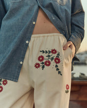 Load image into Gallery viewer, The Great The Easy Pant- Natural With Field Floral Emb
