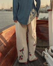 Load image into Gallery viewer, The Great The Easy Pant- Natural With Field Floral Emb
